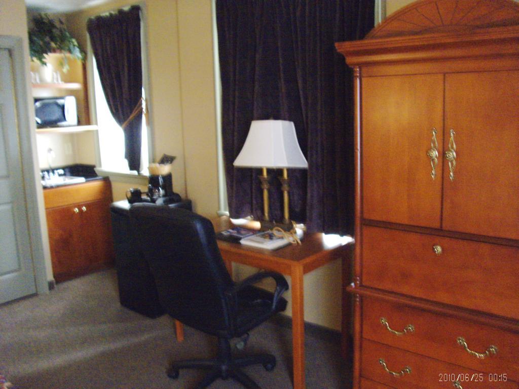 The Governor Dinwiddie Hotel Portsmouth Room photo